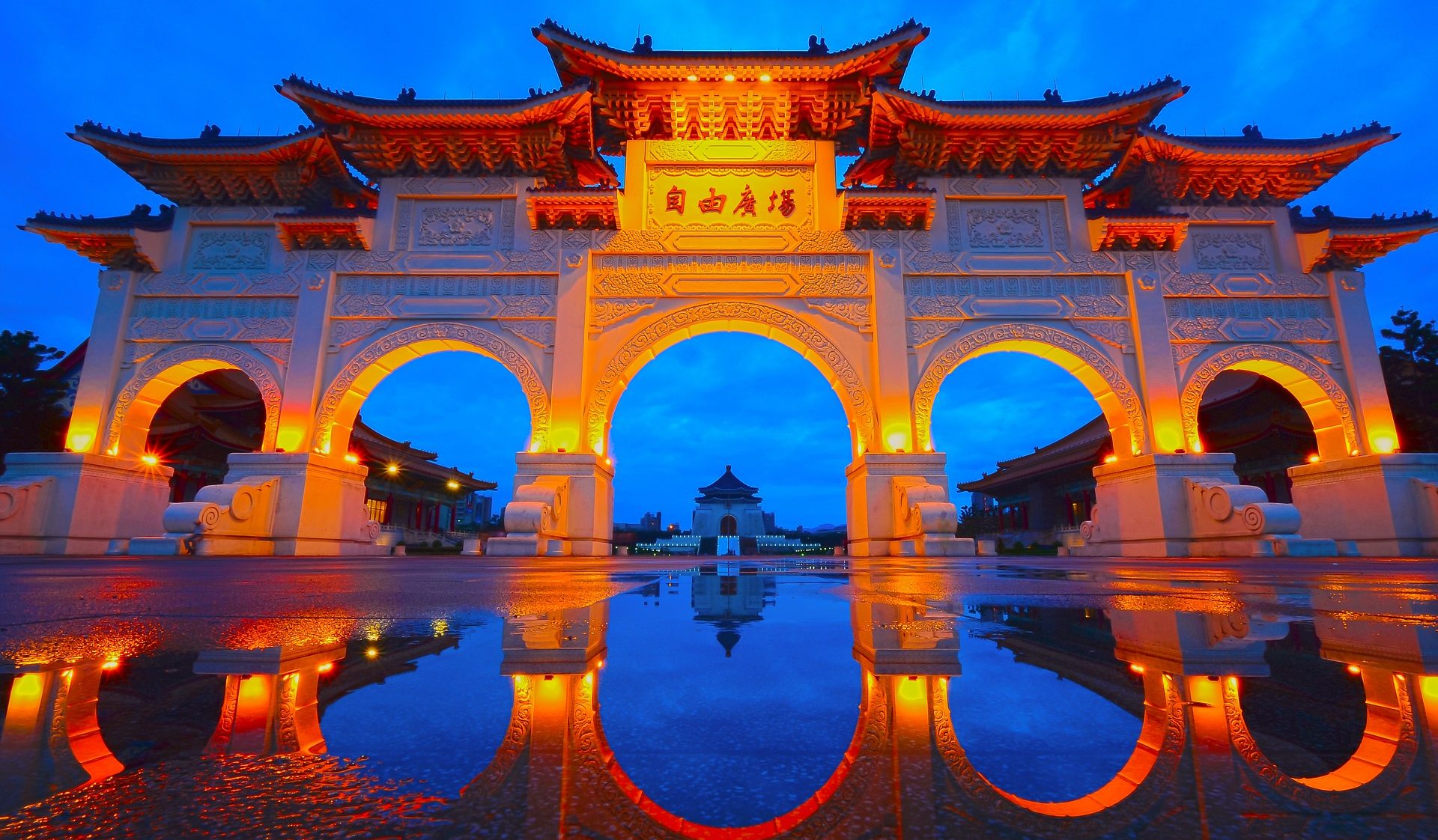 Linjiang_Street_Night_Market_20040610-1024×768